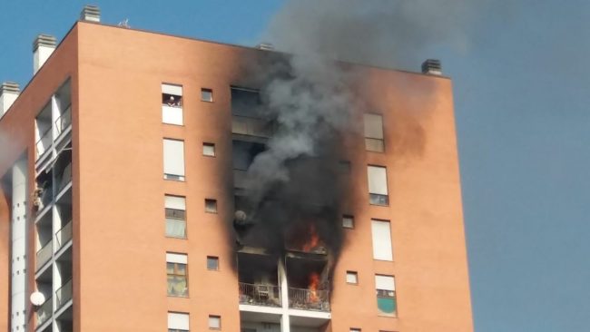 Morto 13enne intossicato nell’incendio a Milano