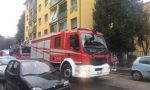 Scoppia incendio sul balcone: paura per una donna in casa