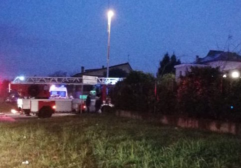 Casa in fiamme anziani ustionati ricoverati in ospedale