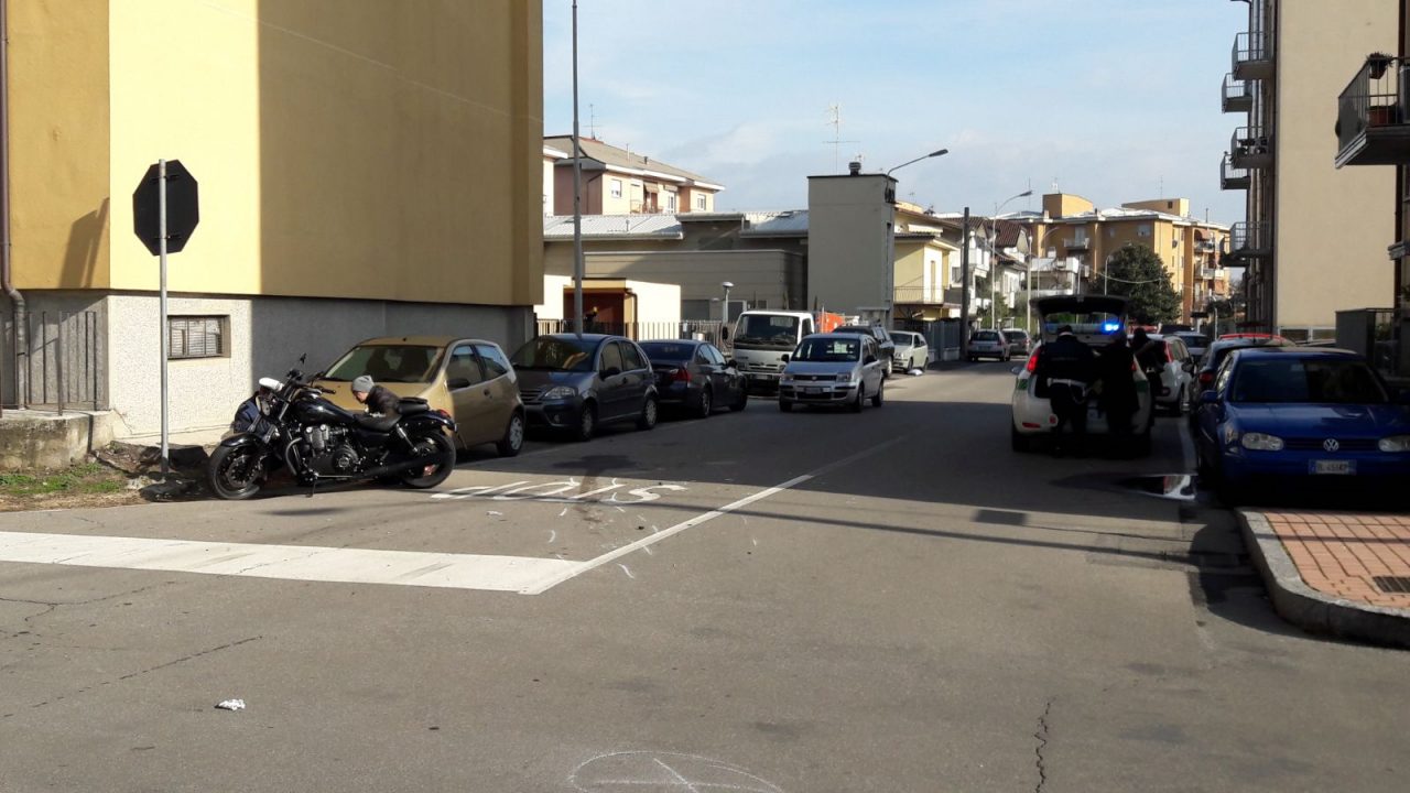 Con patente scaduta salta lo stop e travolge centauro