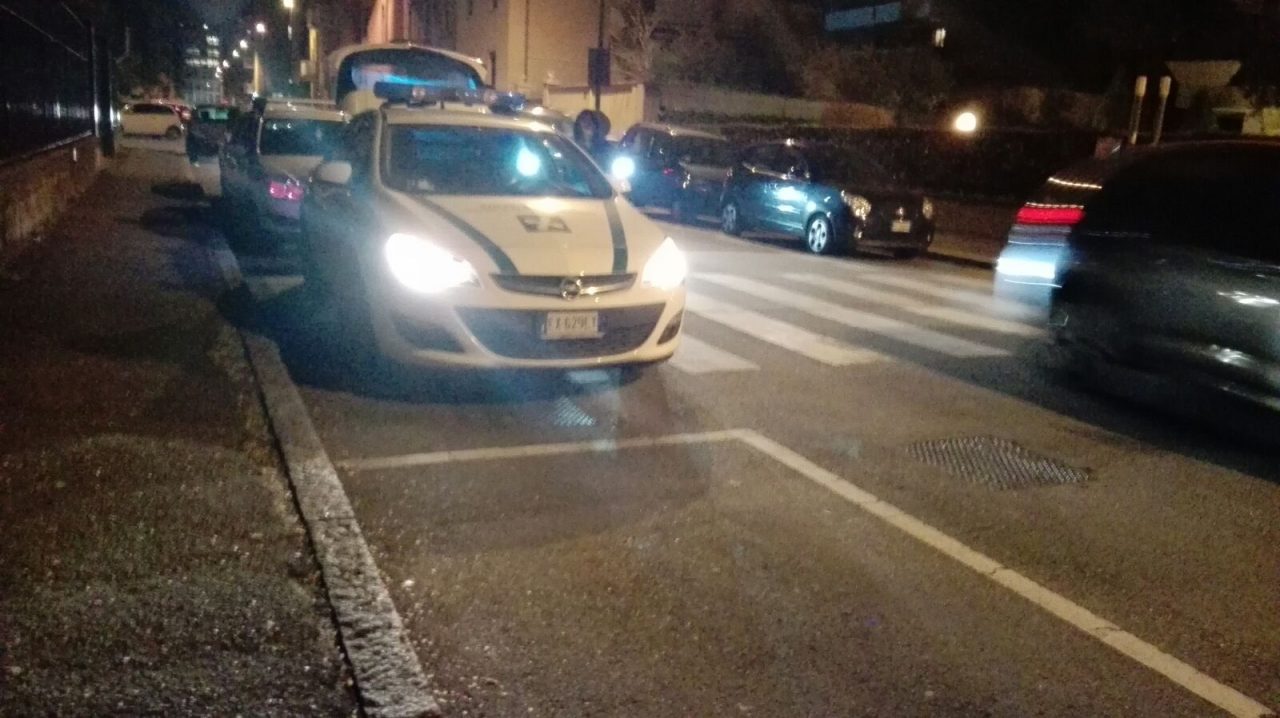 Ubriaco e senza patente, tenta la fuga