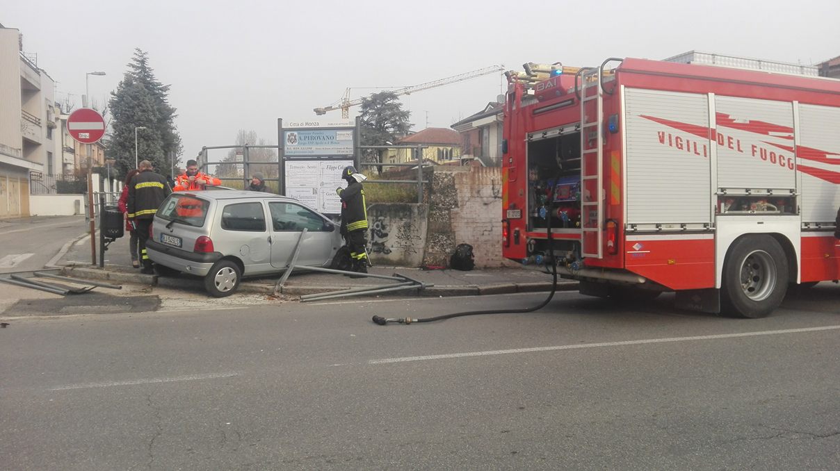 Incidente, auto finisce contro muro