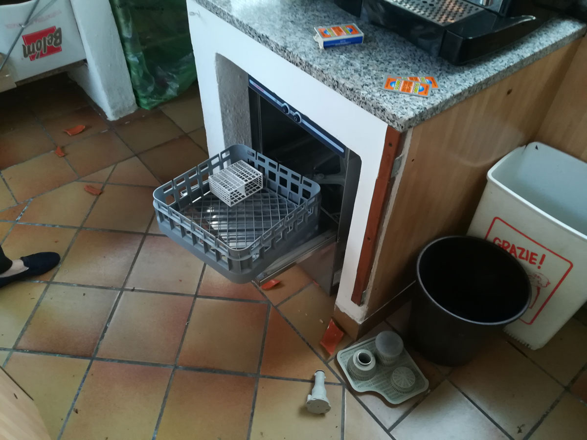 Devastato dai vandali il “Bosco in città” di Mezzago