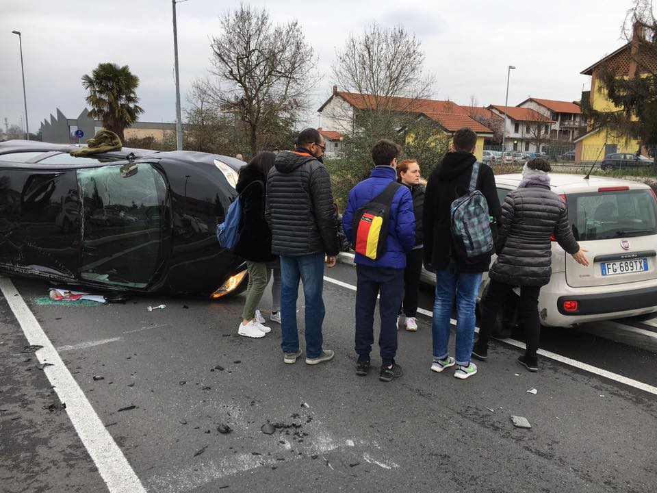 Auto si ribalta, paura e traffico in tilt