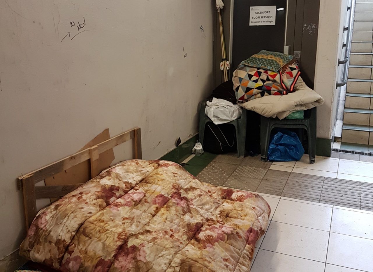 In stazione senzatetto vive nel sottopasso