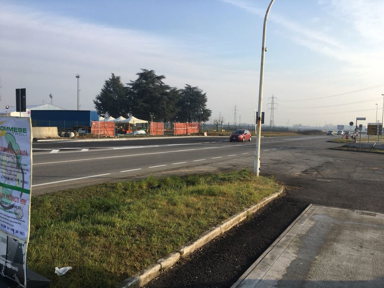 Striscia continua in viale Lombardia dopo la morte di Davide, Matteo e Ale
