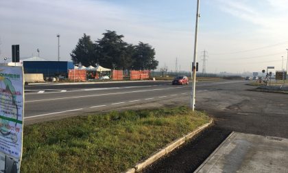 Striscia continua in viale Lombardia dopo la morte di Davide, Matteo e Ale