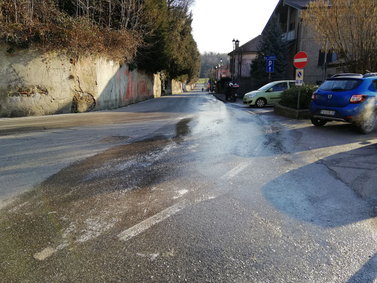 La fogna perde e cade dalla moto per colpa del ghiaccio