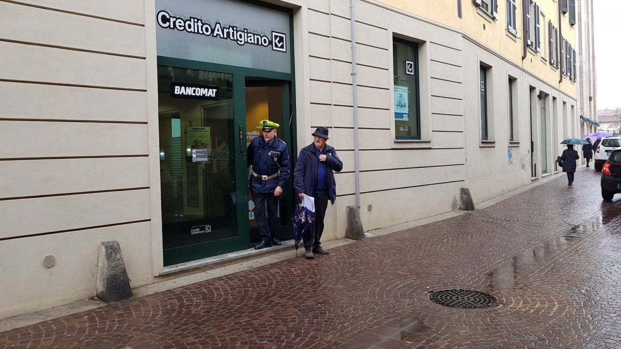 Cosa ci fanno l’assessore e il vice comandante dei Vigili nei negozi di Arcore?