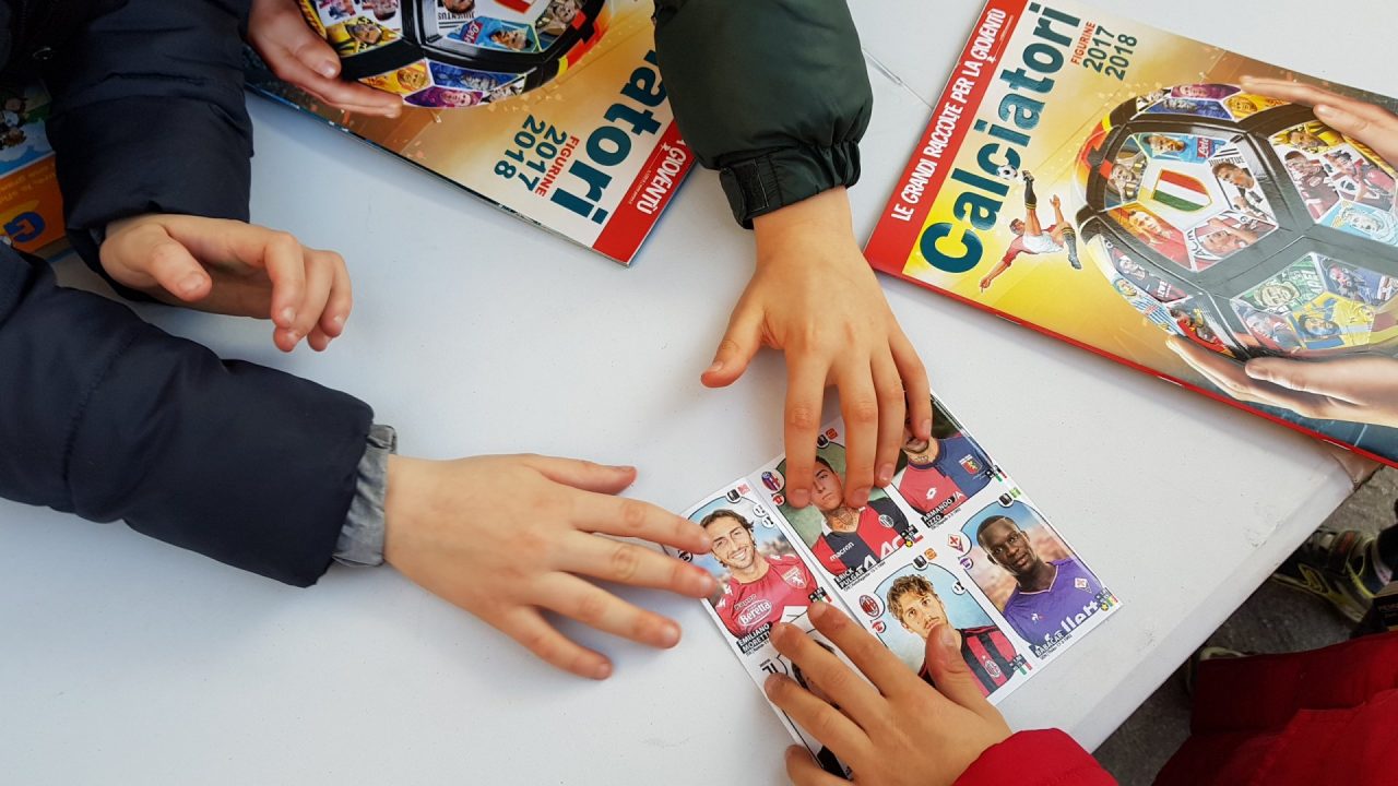 Grandi e piccini pazzi per lo scambio di figurine