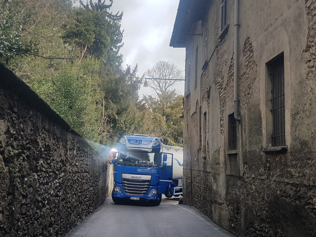 Tir incastrato in via Garibaldi, arrivano i pompieri