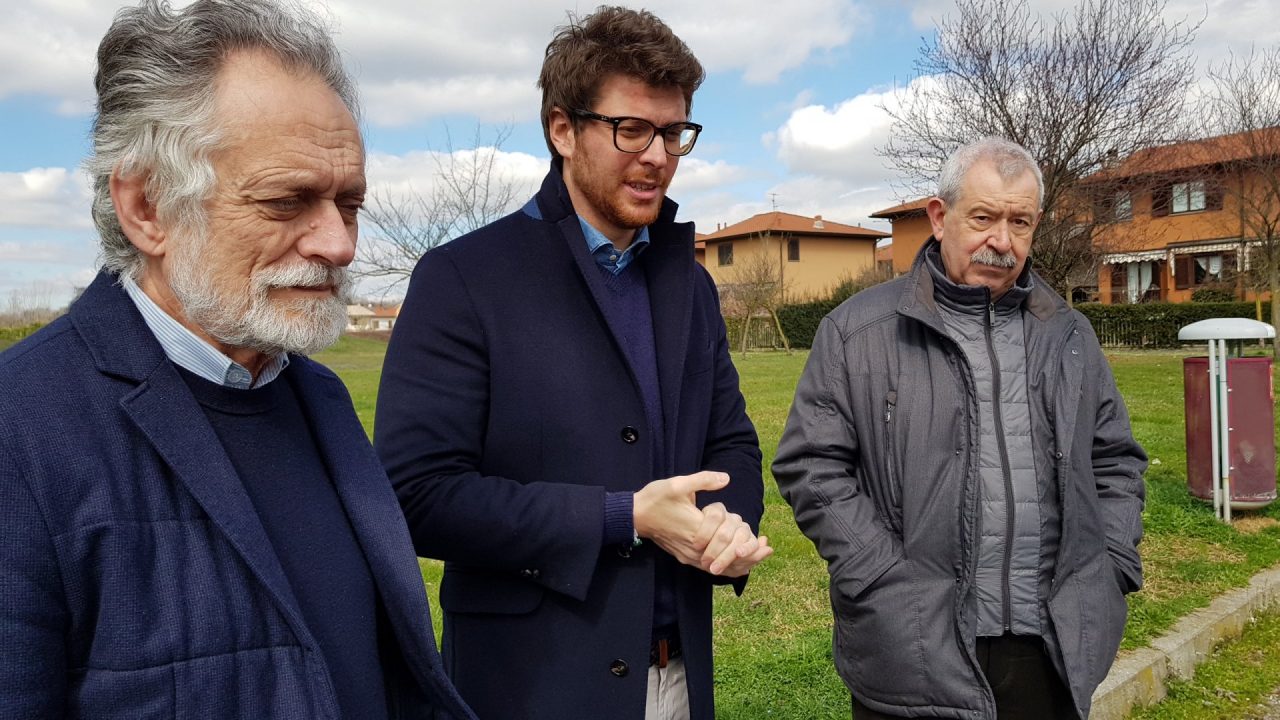 Sit-in dei consiglieri arcoresi di Forza Italia sul pratone di via Grandi VIDEO