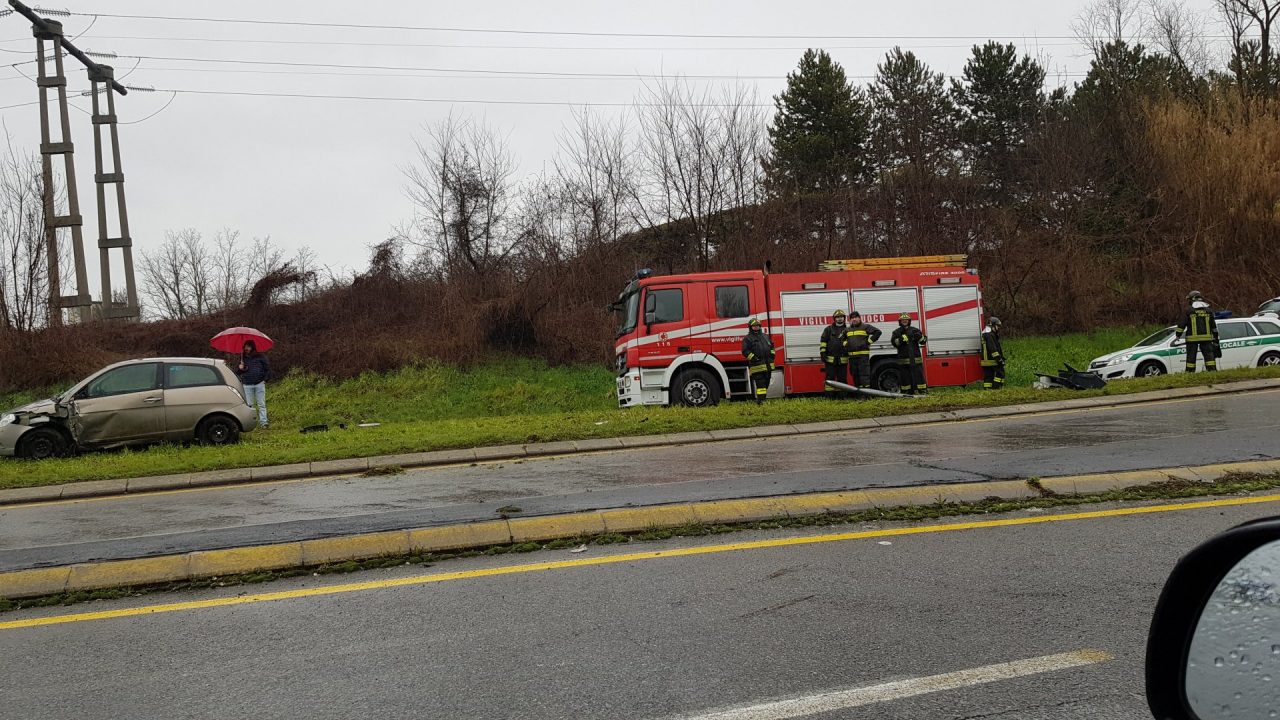 Incidente sulla bananina 27enne finisce contro il palo della luce