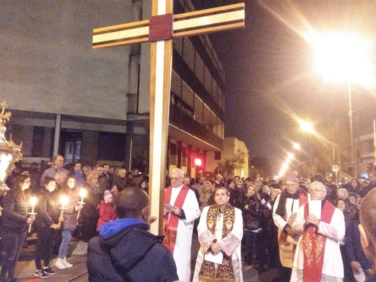 Tremila fedeli alla Via Crucis con l’Arcivescovo (VIDEO)