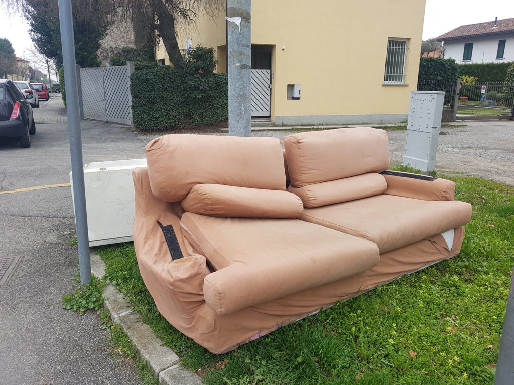 Rifiuti abbandonati: in via D’Azeglio anche un divano