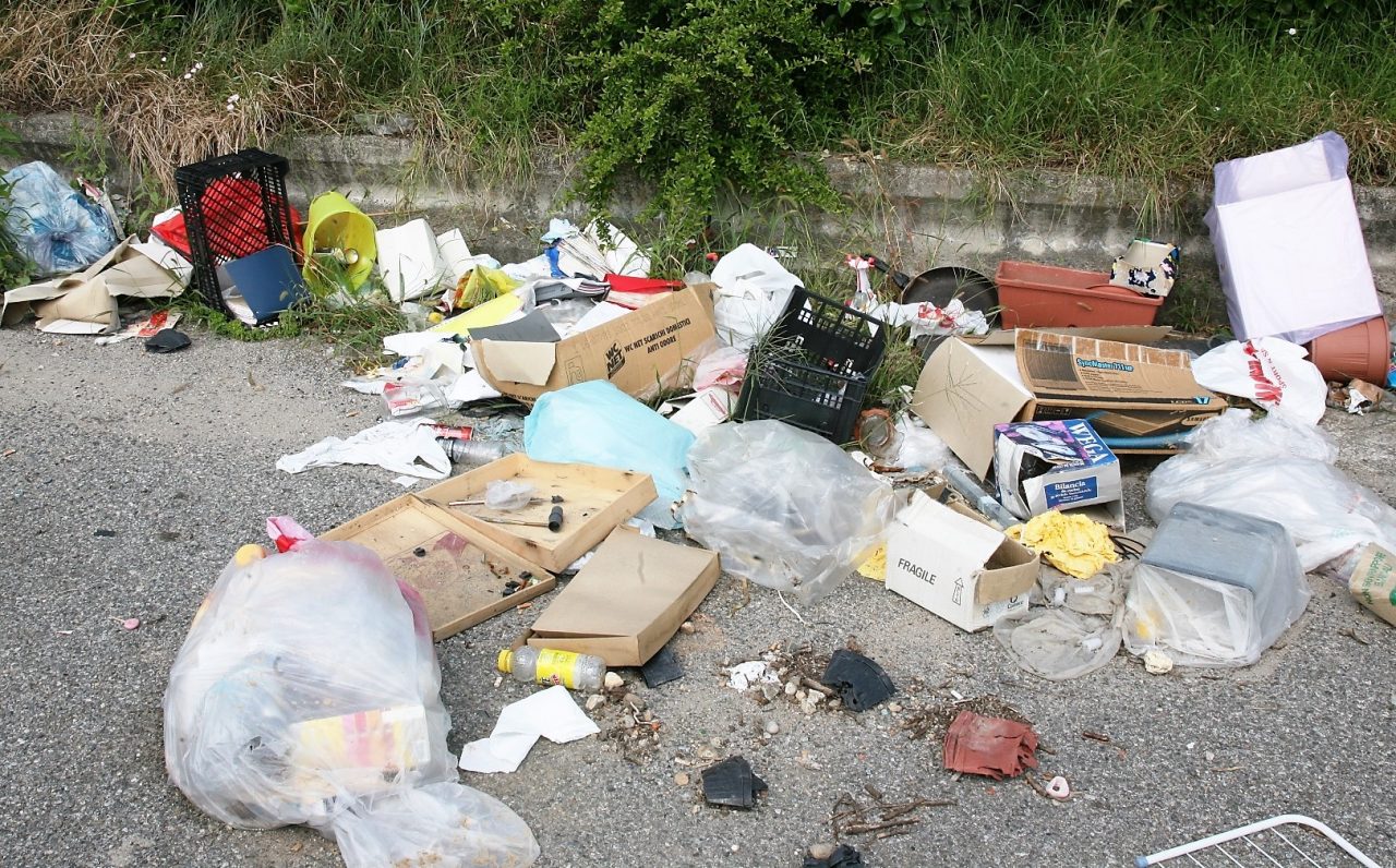 Una piaga i rifiuti abbandonati, in un anno oltre 300 sanzioni