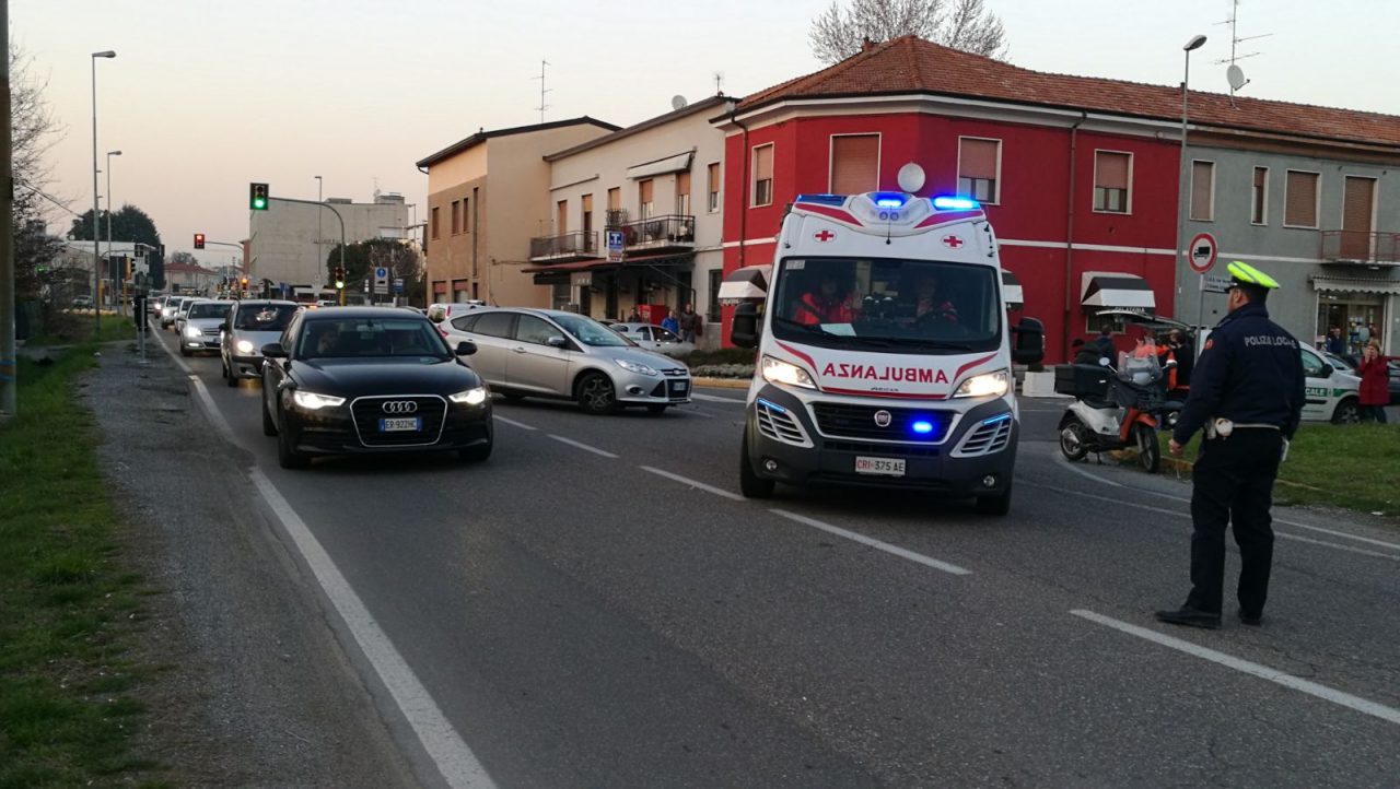 Violento scontro, centauro in ospedale