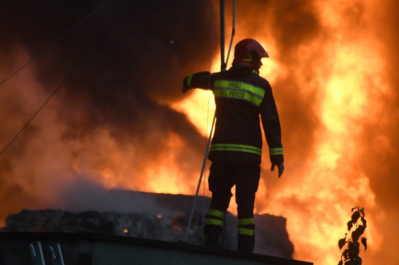 Incendio a Cologno, i residenti: “Pericolo segnalato da anni” VIDEO e FOTO