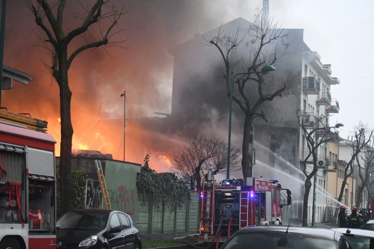 Incendio a Cologno: i pompieri cercano di salvare le case dalle fiamme VIDEO
