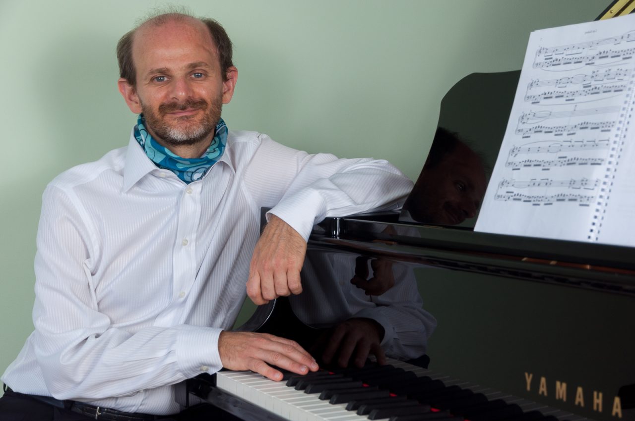 Il pianista che ascolta con le dita in concerto a Meda