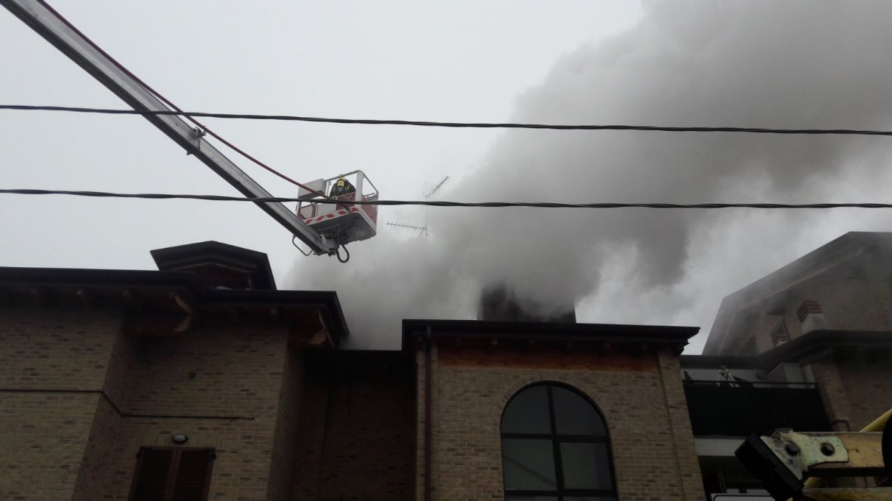 Tetto in fiamme famiglia fatta evacuare dai Vigili del fuoco