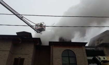 Tetto in fiamme famiglia fatta evacuare dai Vigili del fuoco