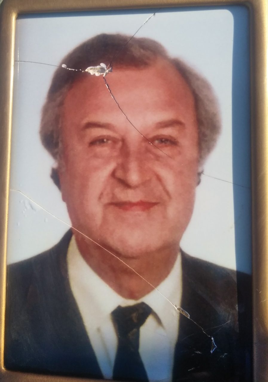 Vandali al cimitero presa di mira la tomba dell’ex sindaco Mandelli