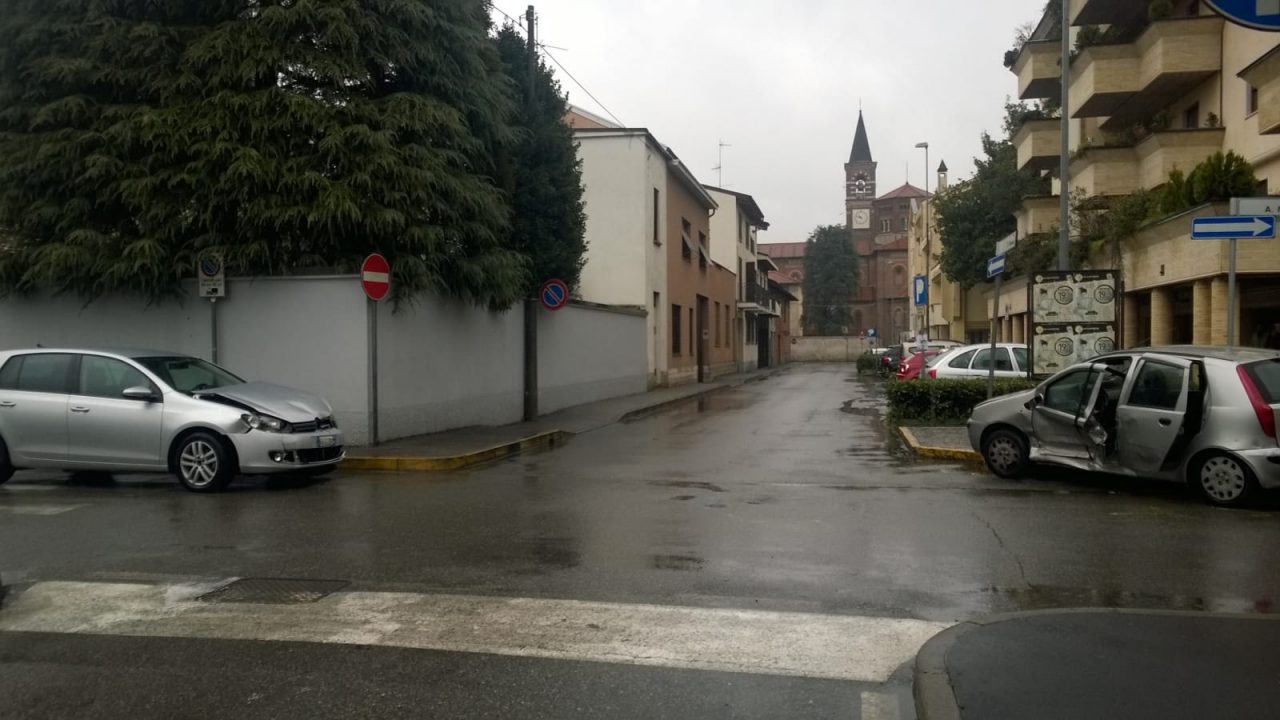 Schianto tra due auto, paura per un 71enne di Muggiò