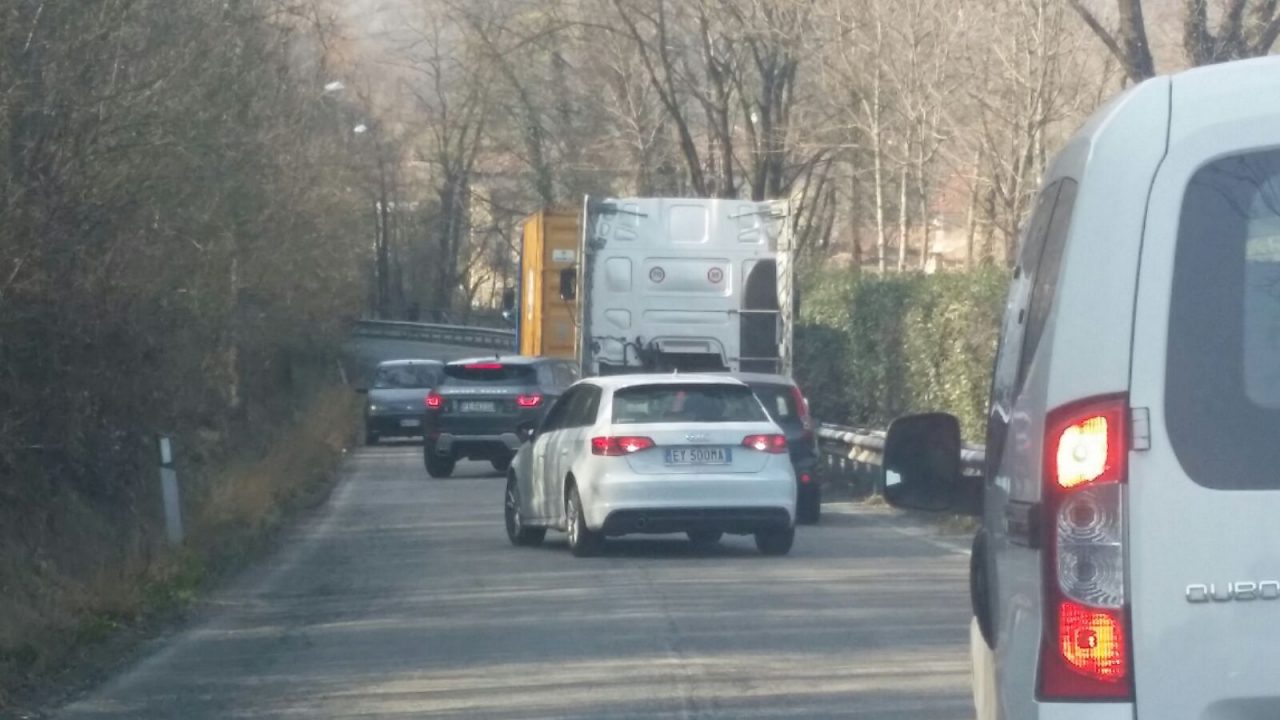 Traffico in tilt ad Agliate per un incidente
