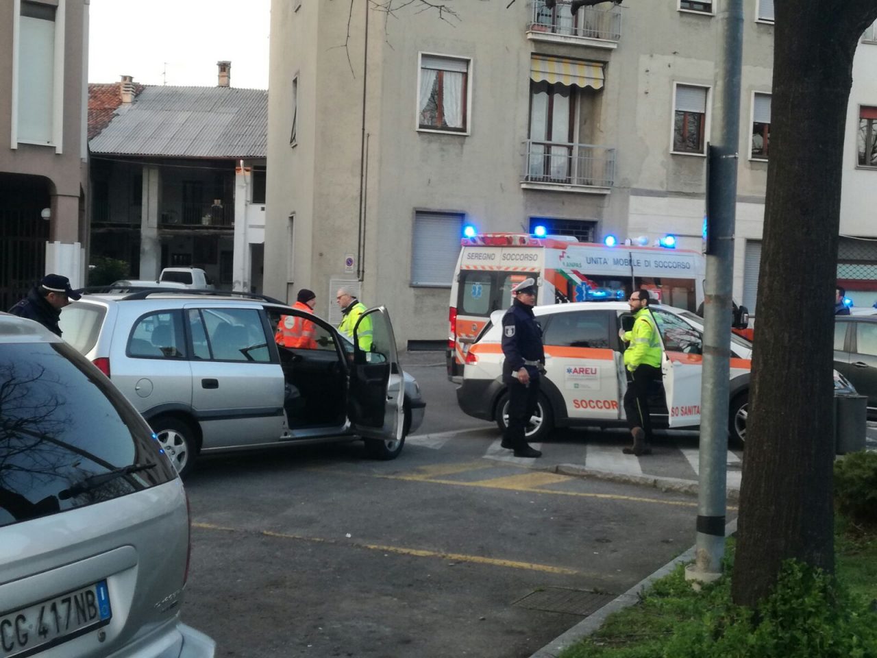 Travolta da un’auto cade e batte la testa (FOTO E VIDEO)