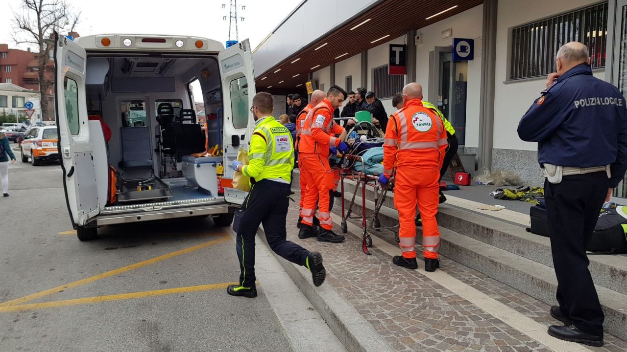 Senzatetto aggredito in stazione da ragazzini, è in gravi condizioni VIDEO