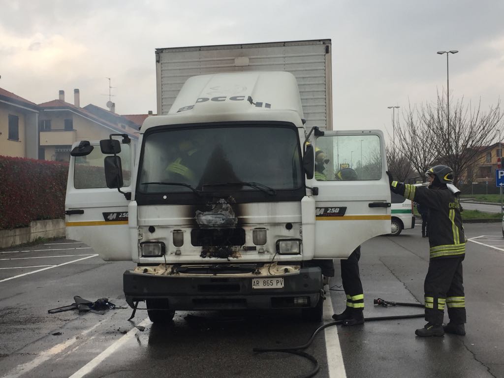 Camion in fiamme questa mattina a Ornago