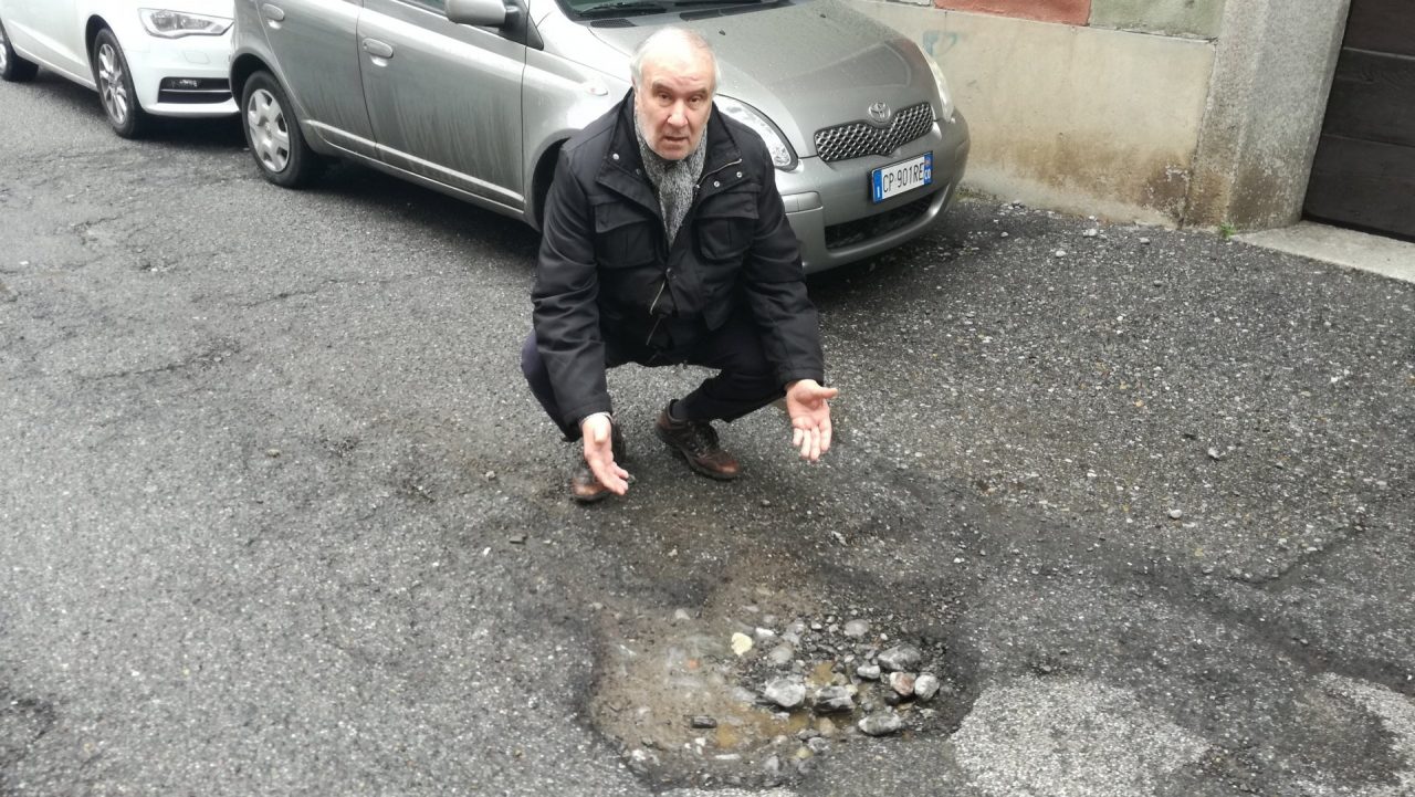 Protesta a Seregno per le buche in strada VIDEO