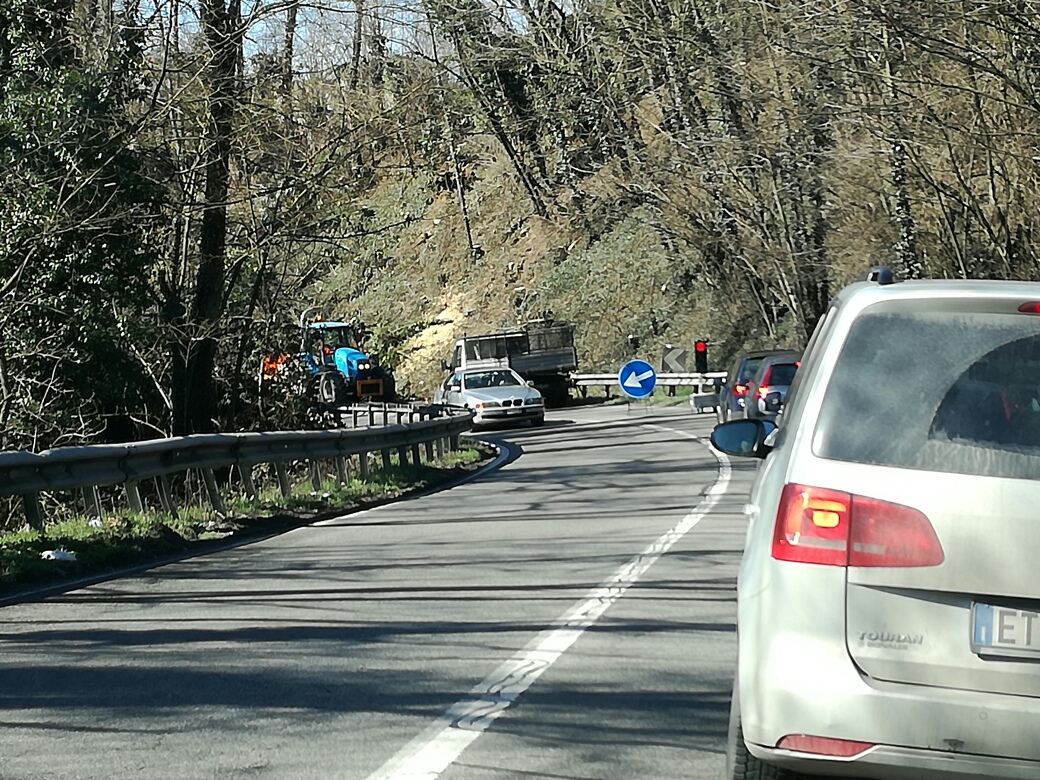 Code in viale Kennedy per gli operai al lavoro