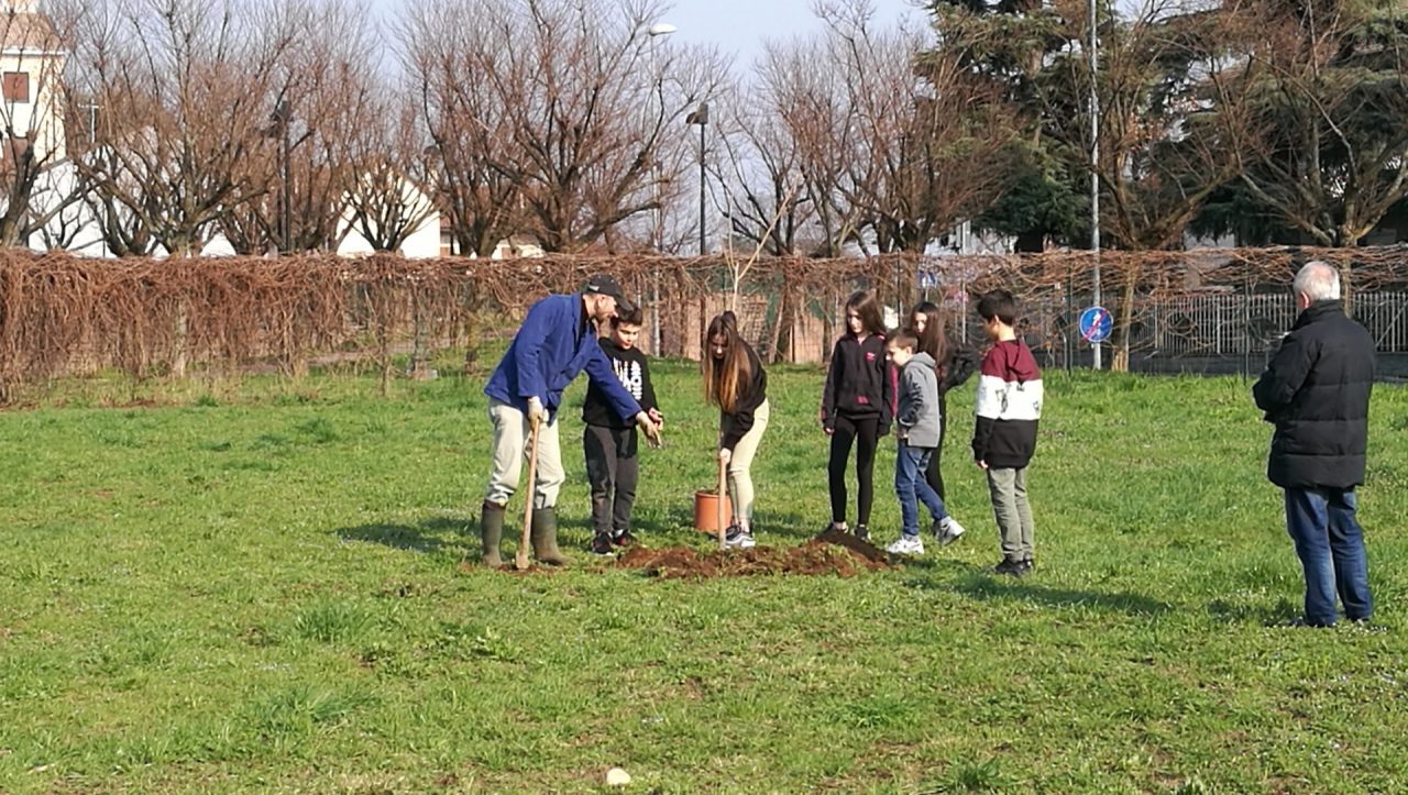 Con la piantumazione della vite è stato inaugurato l’orto urbano di via Filzi