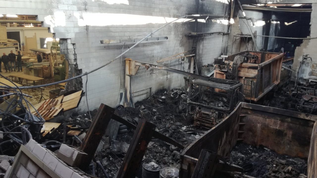 Incendio a Seregno, capannone e veicoli distrutti FOTO