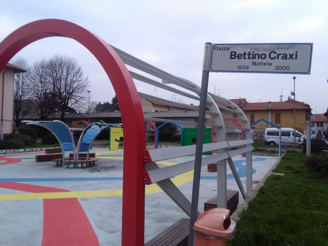 Allarme in centro: a fuoco la piazza dei bambini
