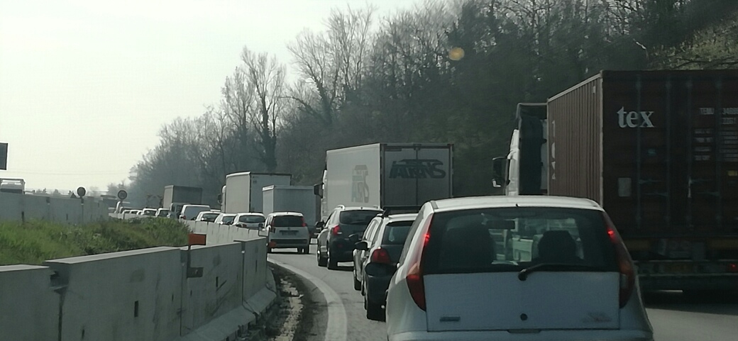 Lunghe code in Valassina, a causa di un camion fermo
