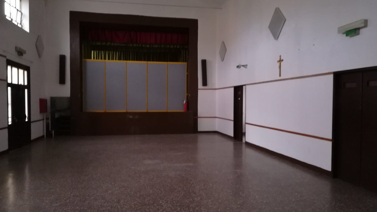 Parroco lancia sottoscrizione per aiutare storica libreria di Trezzo