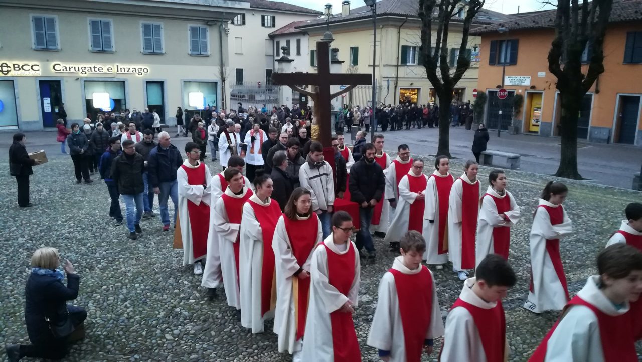 Un migliaio di fedeli alla processione del Sabato Santo FOTO E VIDEO
