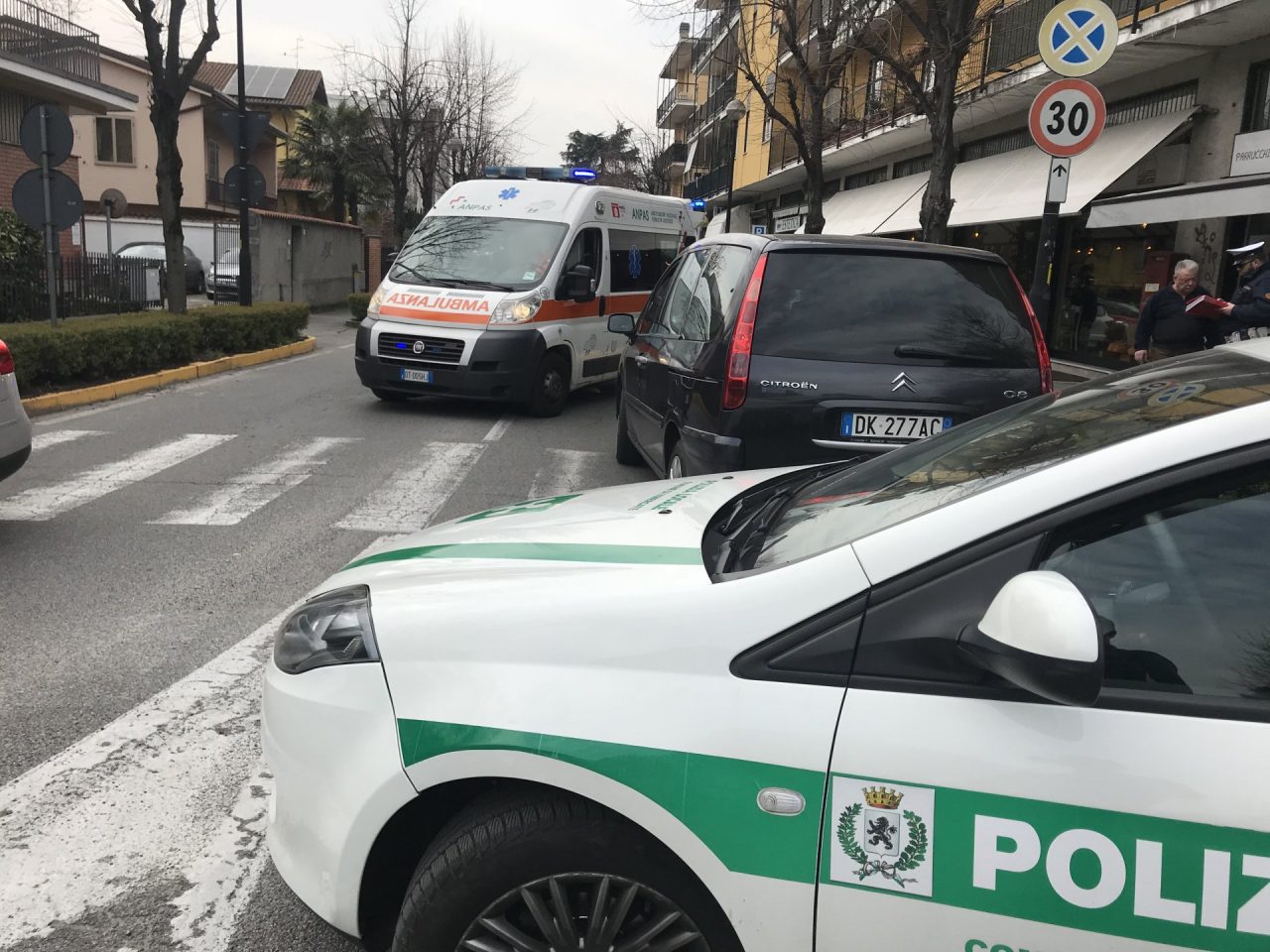 Paura per una donna investita sulle strisce pedonali