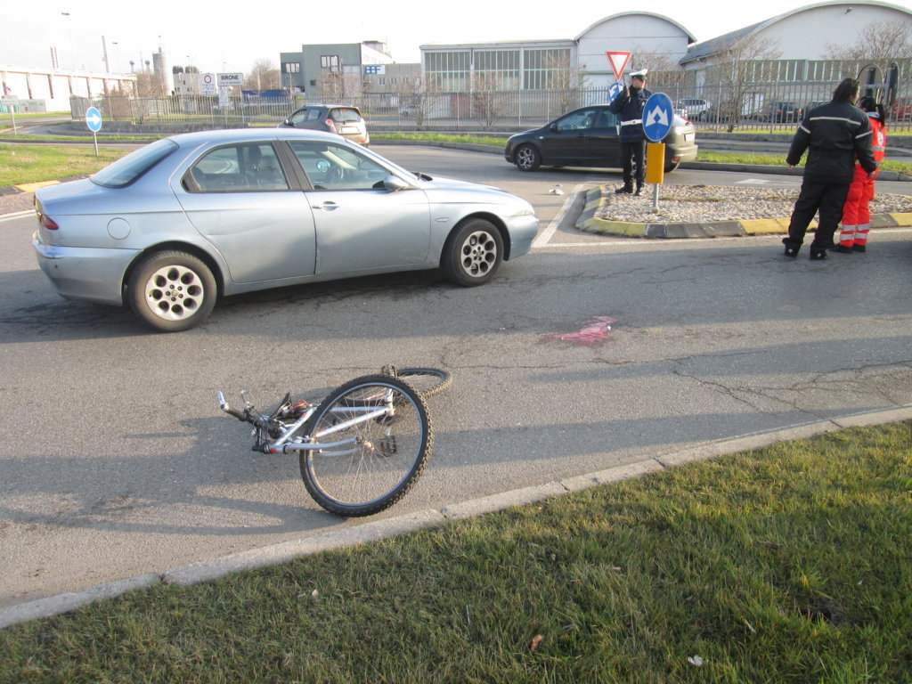 Ciclista investito mentre va al lavoro