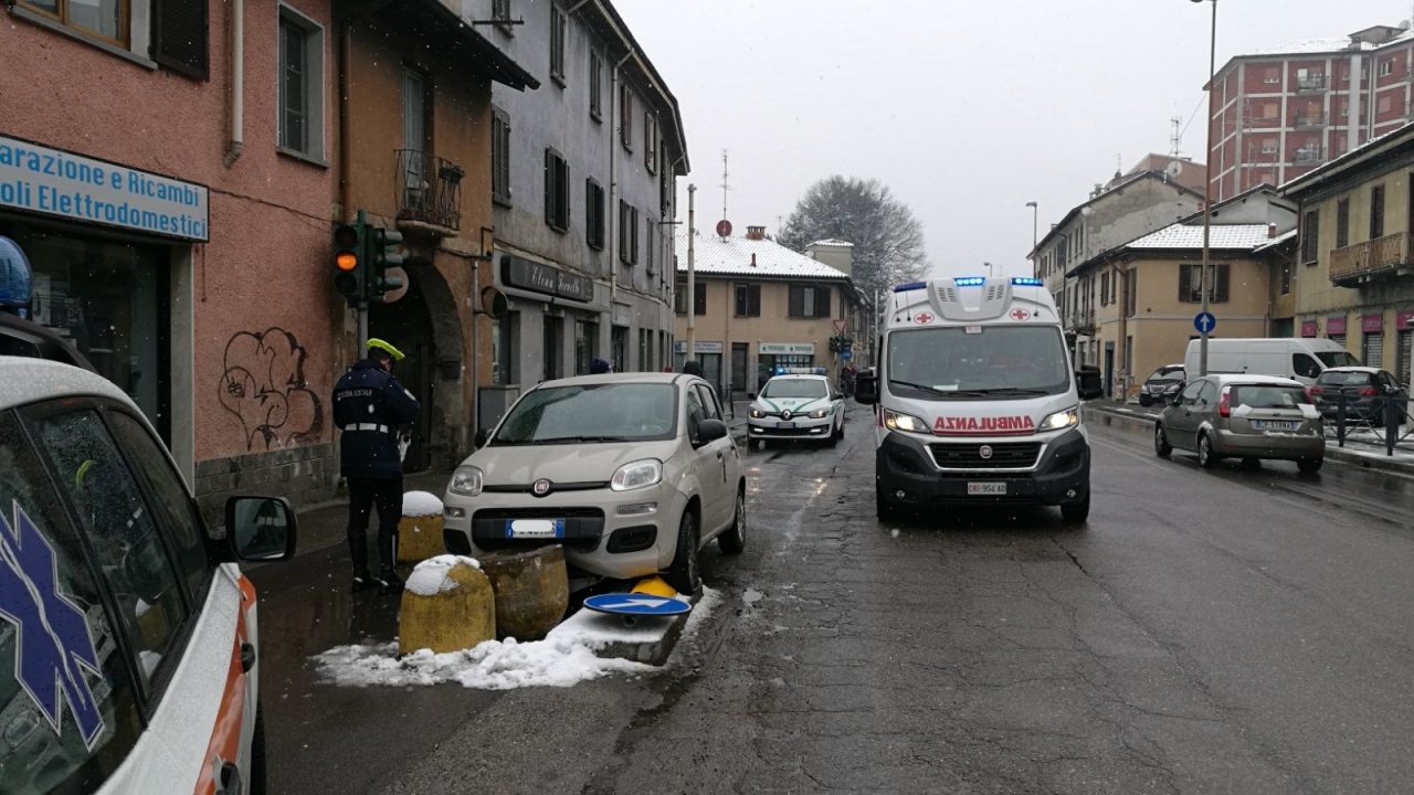 Auto contro panettone grave una 74enne
