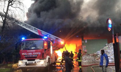 Incendio in cartiera: evacuate 12 famiglie dei palazzi vicini