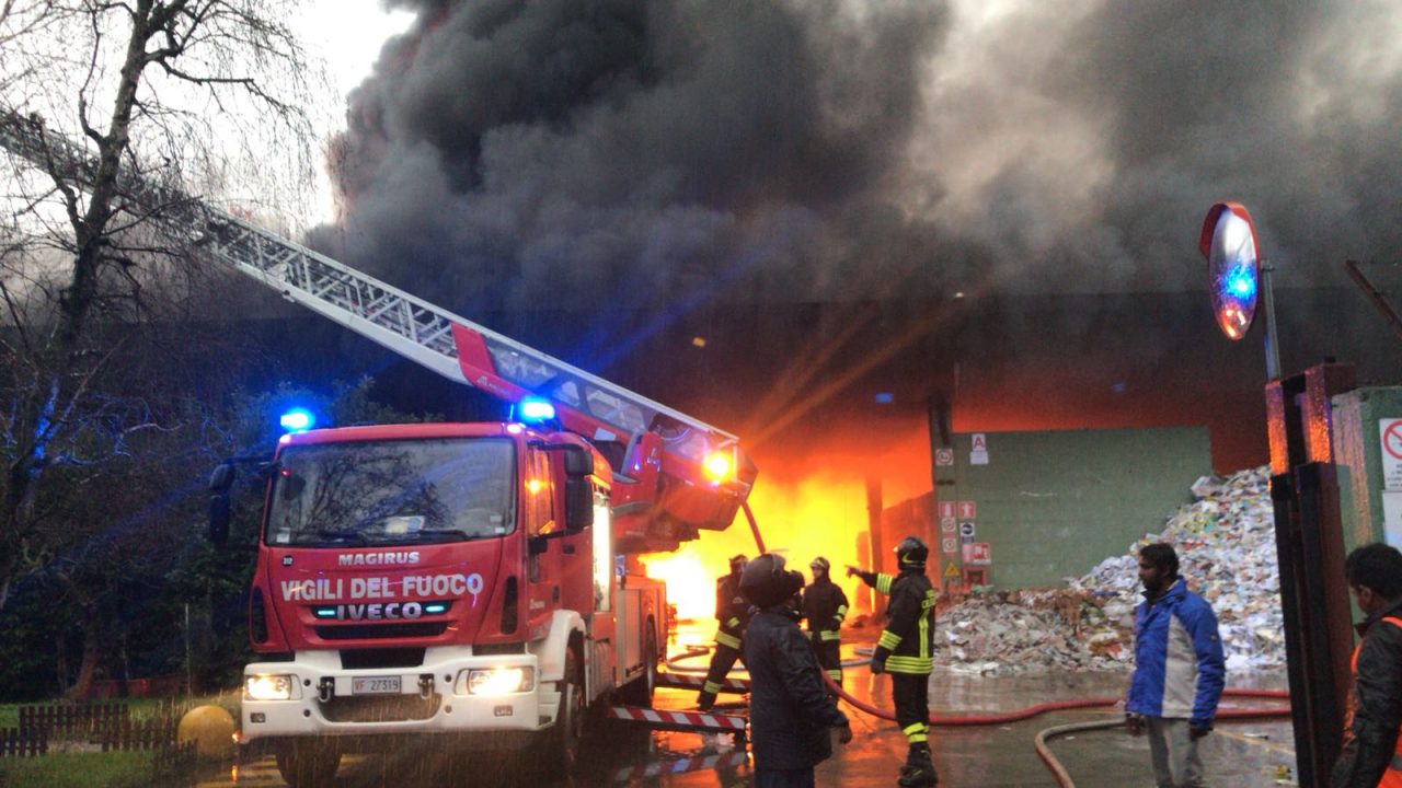 Incendio in cartiera, fiamme su un condominio FOTO e VIDEO