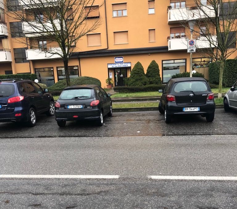 Residenti arrabbiati per il parcheggio selvaggio senza strisce