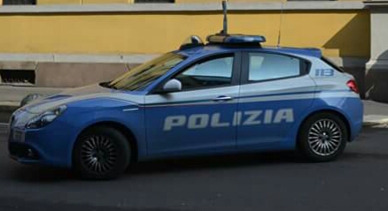 Trovato in auto con una ferita alla gamba: indaga la Polizia