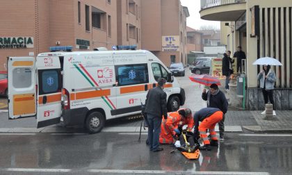 Pedone investito in via Prinetti: 77enne finisce in ospedale