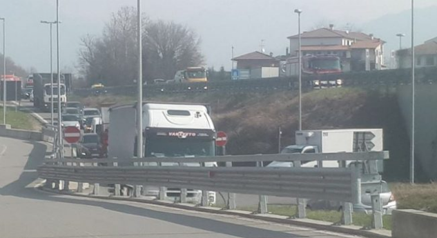 Paura per un ribaltamento in Valassina. Ferite due donne