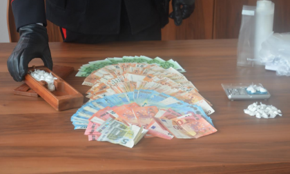Cocaina e 18mila euro nascosti nel muro di casa: 47enne in manette